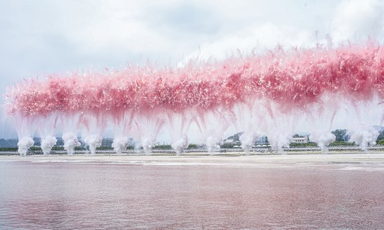 일본 후쿠시마현 이와키 요츠쿠라 해변에서 진행된 불꽃 퍼포먼스 '하늘이 벚꽃으로 물들었을 때'의 한 장면. 사진 생 로랑 제공