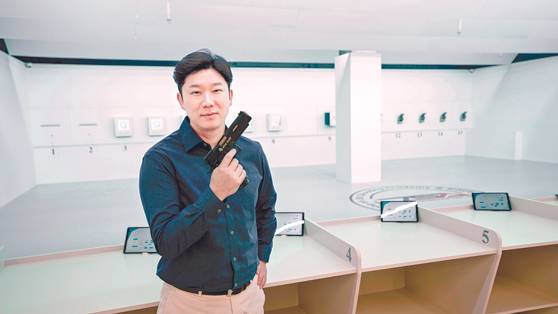 Jin Jong-oh poses for a photo during an interview with the JoongAng Ilbo at Jong Oh Jin Shooting Academy in Seongnam, Gyeonggi on June 16. [JOONGANG ILBO]