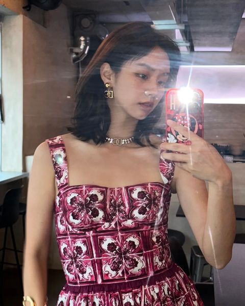 Girl group Girls Day member and actor Hyeri (real name Lee Hye-Ri and 29) revealed her recent status.Hyeri said on the 8th, hot summer! He tagged the luxury brand D and shared the photos with several fans.Hyeri, dressed in a colorful cherry-colored pattern, poses with a white D-bag on her chin. Luxurious accessories such as bracelets, earrings and necklaces also catch her eye.Most of all, Hyeris luxurious beauty such as dolls, such as Hyeris unique big eyes, stands out. In a close-up selfie, Hyeris transparent skin also calls for admiration.Girls Day member Yura (Kim A-young and 30), who saw the photo, praised Hyeris beauty by commenting, Why is it so beautiful?On the other hand, Hyeri, who played a big role in the actors role in the TVN drama Respond, 1988 Seongdeok Line, plans to make a screen comeback with the movie Victorious based on the cheerleading club.