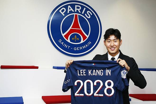 이강인이 PSG 유니폼을 입고 포즈를 취했다.[PSG 홈페이지]