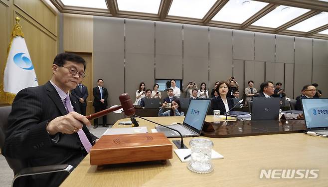 [서울=뉴시스] 사진공동취재단 = 이창용 한국은행 총재가 25일 서울 중구 한국은행에서 금융통화위원회를 주재하며 의사봉을 두드리고 있다. 2023.05.25. photo@newsis.com