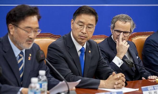 라파엘 그로시 국제원자력기구(IAEA) 사무총장(오른쪽)과 위성곤 더불어민주당 후쿠시마 원전 오염수 해양 투기 저지 대책위원장(가운데)이 9일 서울 여의도 국회에서 에서 열린 더불어민주당 후쿠시마 원전오염수 해양투기저지 대책위원회-국제원자력기구 면담에서 우원식 의원 발언을 듣고 있다. 연합뉴스