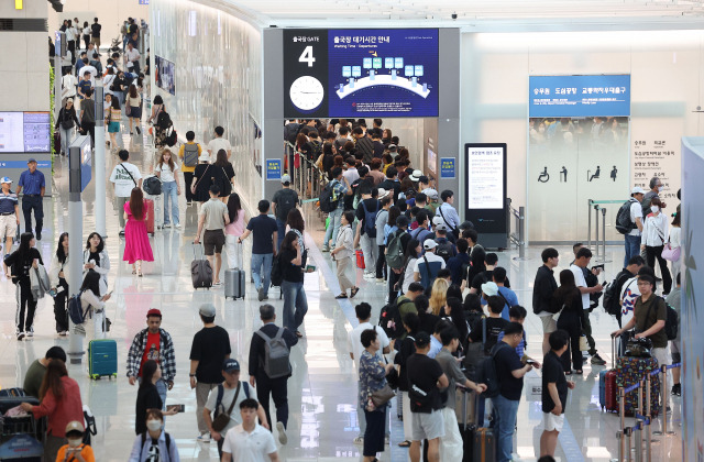 여행객들로 인천공항 출국장이 붐비고 있다. 영종도 = 연합뉴스