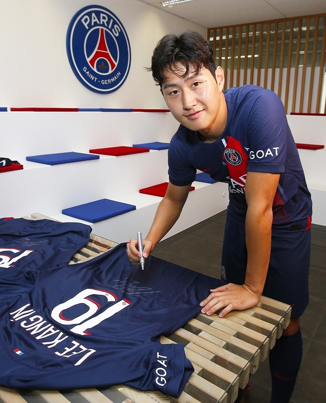 PSG 유니폼에 사인하는 이강인. /사진=PSG