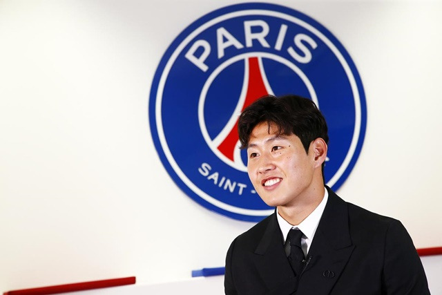 PSG 로고 앞에서 인터뷰하는 이강인. /사진=PSG