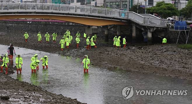 경찰, 영아 살해 유기 사건 관련 하천 1㎞ 수색 (거제=연합뉴스) 김동민 기자 = 경찰이 4일 오후 경남 거제시 고현동 신현제1교 주변에서 '거제 영아 살해 유기 사건과 관련해 영아 시신을 수색하고 있다. 2023.7.4 image@yna.co.kr