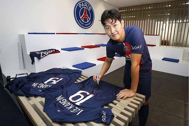 PSG 유니폼에 사인하는 이강인 [PSG 구단 인터넷 홈페이지 사진. 재판매 및 DB 금지]