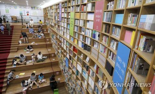 더위 잊게 하는 책읽기 [연합뉴스 자료 사진]