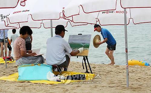 휴가지에서 책읽고 그림 그리고 [연합뉴스 자료사진]