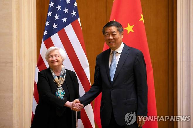 옐런 "중국과 지적재산권·非시장적 정책 논의"   [AFP=연합뉴스] 허리펑 중국 부총리와 악수하는 옐런 미국 재무장관