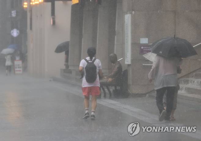 '우산 없어요' (서울=연합뉴스) 김성민 기자 = 9일 오전 서울 종로구 광화문광장에 갑자기 소나기가 내리자 한 시민이 비를 맞으며 걸어가고 있다. 2023.7.9 ksm7976@yna.co.kr