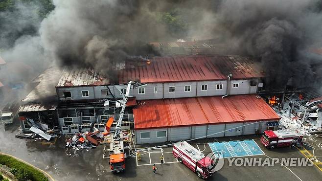 남원 식품 제조 공장 화재 (남원=연합뉴스) 9일 오전 11시 31분께 전북 남원시 한 음식 제조 공장에서 불이 나 연기가 솟구치고 있다. 2023.7.9 [전북소방본부 제공.재판매 및 DB 금지] doo@yna.co.kr