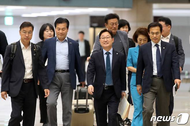 후쿠시마 핵오염수 해양 투기 저지 대한민국 국회의원단이 10일 오전 서울 강서구 김포공항에서 일본 도쿄로 출국하고 있다. 2023.7.10/뉴스1 ⓒ News1 황기선 기자