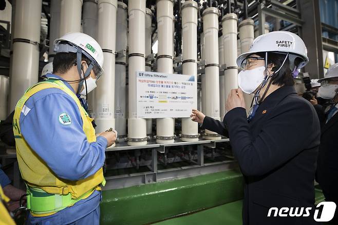 한화진 환경부장관이 전남 광양시 포스코 광양제철소를 방문, 해수담수화 시설의 운영 과정을 살펴보고 있다. (환경부 제공) 2023.1.5/뉴스1