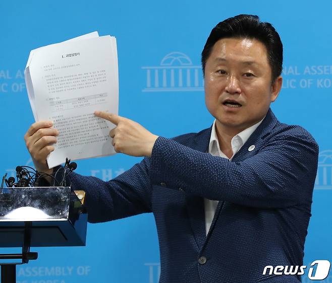 최인호 더불어민주당 국토교통위원회 간사가 7일 오전 서울 여의도 국회 소통관에서 '서울-양평 고속도로 특혜 의혹 진상규명 TF 기자회견'을 마치고 원희룡 국토교통부 장관의 무책임한 서울양평 고속도로 백지화 취소 및 사과를 촉구하고 있다. 2023.7.7/뉴스1 ⓒ News1 송원영 기자