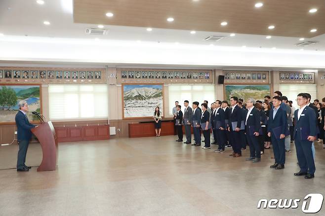 오태완 의령군수가 10일 군청에서 승진자 26명과 전보대상자 177명의 임용장을 수여하고 있다.(의령군 제공)