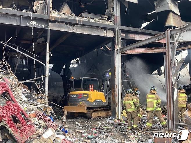 10일 오전 전북 남원시 노암동 공장 화재 현장으로 소방관이 진입하고 있다.(전북소방본부 제공)2023.7.10./뉴스1 ⓒ News1