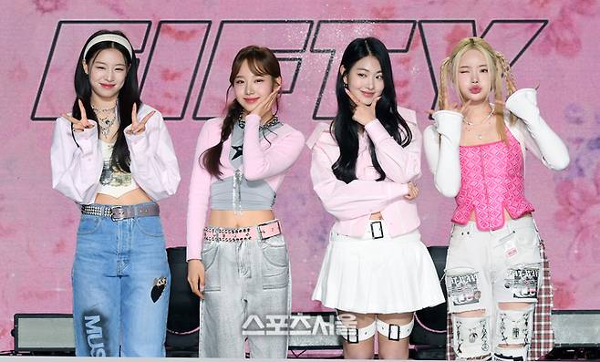 그룹 피프티 피프티 (FIFYT FIFTY)가 13일 서울 강남구 일지하트홀에서 진행된 기자간담회에서 취재진을 향해 포즈를 취하고 있다. 왼쪽부터 시오, 새나, 아란, 키나|박진업기자 upandup@sportsseoul.com