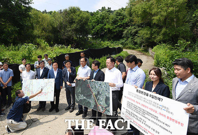 강득구 더불어민주당 서울-양평 고속도로 특혜 의혹 진상규명 TF 단장과 의원들이 6일 오전 경기도 양평군 강상면 고속도로 종점 인근 특혜 의혹 현장을 찾아 서울-양평 고속도로 특혜 의혹 관련 발언을 하고 있다. /남용희 기자