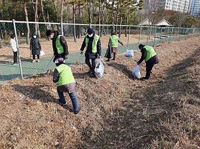 성남시 공공근로사업에 참여한 사람들이 환경정비 활동을 벌이고 있다.