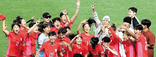 사기충천 - 한국 여자 축구 대표팀 선수들이 8일 아이티와 평가전에서 이긴 뒤 열린 2023 호주·뉴질랜드 여자 월드컵 출정식에서 힙합 레이블 ‘AOMG’ 소속 가수들 공연을 함께 즐기고 있다. 대표팀은 10일 결전지 호주로 출국한다. /뉴스1