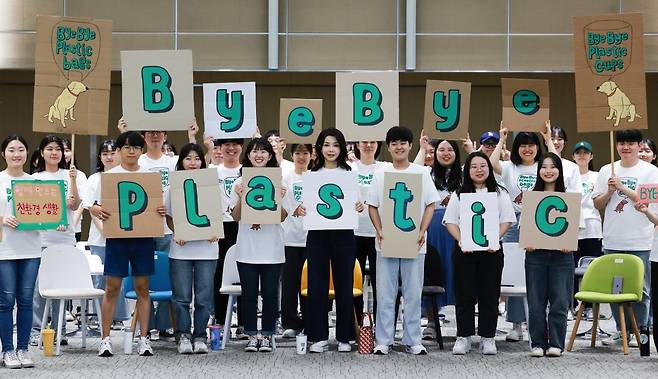 김건희 여사가 5일 서울 성북구 고려대 SK미래관에서 열린 ‘바이바이 플라스틱’(Bye Bye Plastic) 캠페인 출범 행사에서 학생들과 기념 촬영을 하고 있다. 대통령실 제공