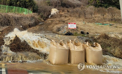 지난 2월12일 광주 남구 덕남정수장 밸브 고장으로 정수지의 물이 넘쳐 인근 도로로 흐르고 있다. 연합뉴스