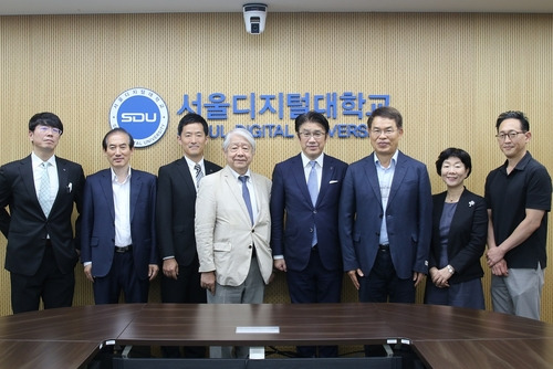 서울디지털대학교 이영수 총장직무대행(오른쪽에서 세 번째)이 학교법인 소시학원 마스다 테츠야 이사장(왼쪽에서 네 번째) 및 방문단 일행과 기념촬영을 하고 있다. 사진=서울디지털대학교.