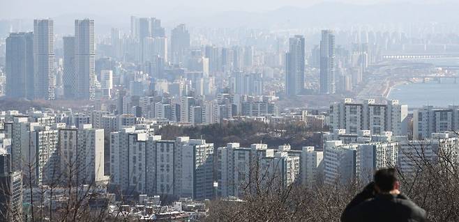 최근 서울 강남 3구를 중심으로 집값이 상승하면서 과천 등 인근 지역으로 상승 여파가 확산되고 있다. 사진은 서울 남산공원에서 바라본 아파트 단지 모습. 뉴시스