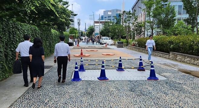 지난 7일 광주광역시 동구 서석초등학교 정문에 설치된 ‘광주폴리-아이 러브 스트리트’ 작품이 훼손돼 안전 고깔로 통행을 금지하고 있다. 김용희 기자