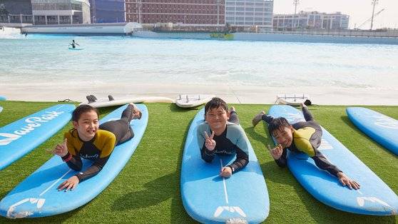 서핑의 매력을 직접 알아보고 파도를 타는 즐거움을 느껴보기 위해 박재인·한재민·유정현(왼쪽부터) 학생기자가 국내 최대 규모의 야외 인공서핑장 웨이브파크를 찾았다.