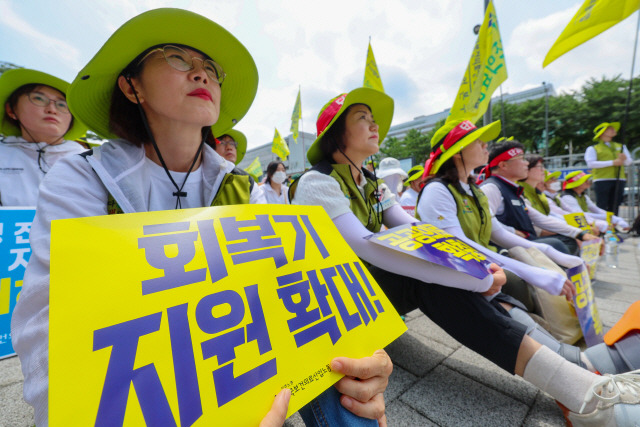 ▲ 27일 서울 용산구 대통령 집무실 인근에서 열린 감염병 전담병원 회복기 지원 기간 확대 촉구 결의대회에서 보건의료노조 조합원들이 팻말을 들고 있다. [연합뉴스 자료사진]