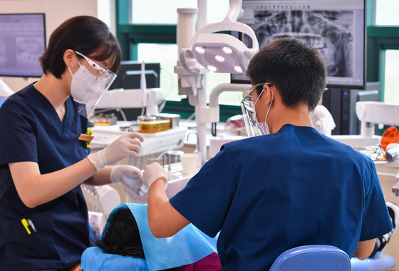 A North Korean defector receives dental care at Hanawon on Monday. [JOINT PRESS CORPS]