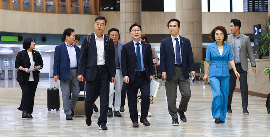 Liberal lawmakers includng former and incumbent Democratic Party members at Gimpo International Airport on Monday to leave for Tokyo in protest of the Fukushima Daiichi Nuclear Power Plant's plan to discharge the treated radioactive water. [YONHAP]