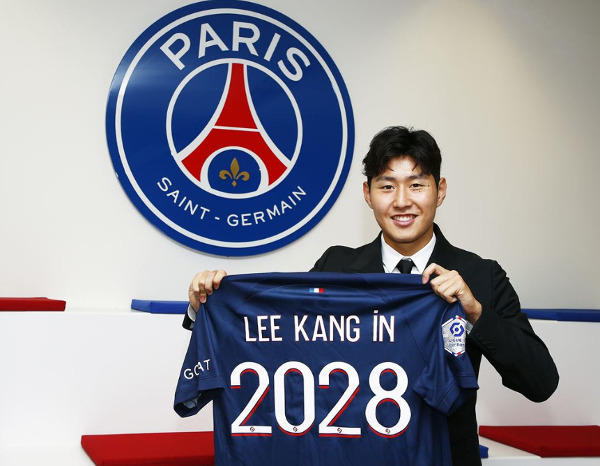 이강인이 자신의 이름이 새겨진 파리 생제르맹(PSG) 유니폼을 들고 기념촬영을 하고 있다. PSG는 9일(한국시간) 구단 인터넷 홈페이지 메인 화면을 이강인으로 장식했다. 유니폼에 새겨진 2028은 이강인의 계약 기간이다. PSG 구단 홈페이지 캡처