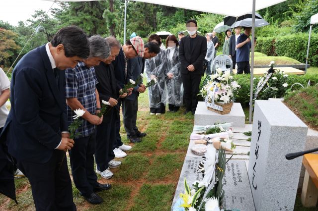 9일 경기도 남양주시 모란공원에서 열린 고(故) 박원순 전 서울시장 추모제에서 이종걸 민족화해협력범국민협의회 대표상임의장(왼쪽) 등 추모객들이 헌화에 앞서 묵념하고 있다. 연합뉴스