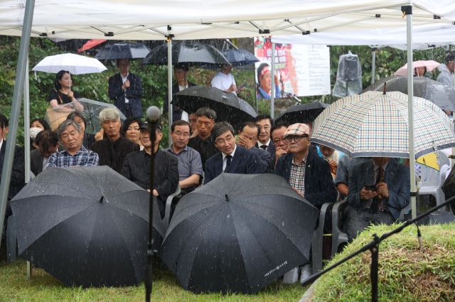 9일 경기도 남양주시 모란공원에서 열린 고(故) 박원순 전 서울시장 추모제에서 추모객들이 비를 피하고 있다. 연합뉴스