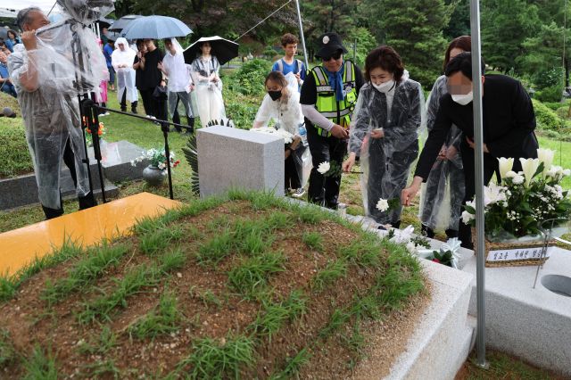 9일 경기도 남양주시 모란공원에서 열린 고(故) 박원순 전 서울시장 추모제에서 고인의 부인 강난희 씨 등 유족들이 헌화하고 있다. 연합뉴스