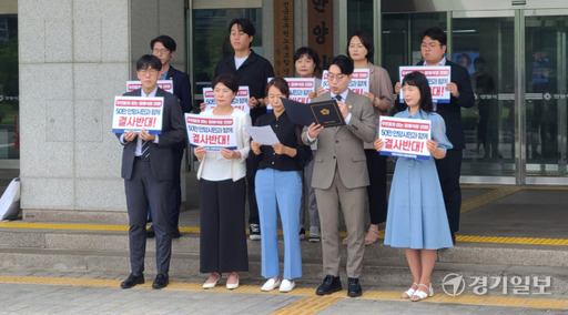 안양시의회 민주당 의원들이 10일 오전 호계동 장례식장 건립 추진과 관련, 집행부에 추진과정을 공개하라고 요구하고 있다. 박용규기자