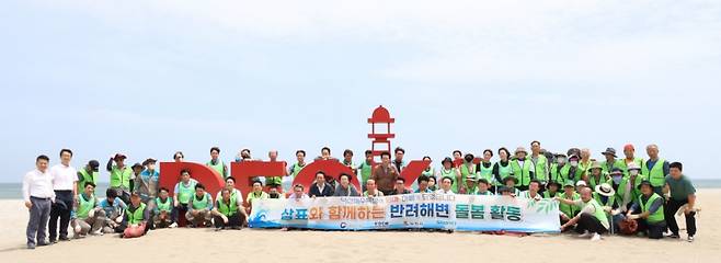 삼표시멘트 임직원들과 삼척시의회 의원, 삼척시 공무원, 환경단체 회원, 지역 주민들이 지난 6일 ‘삼척 1호’ 반려해변인 덕산해수욕장에서 해변정화 활동을 했다. /사진제공=삼표시멘트