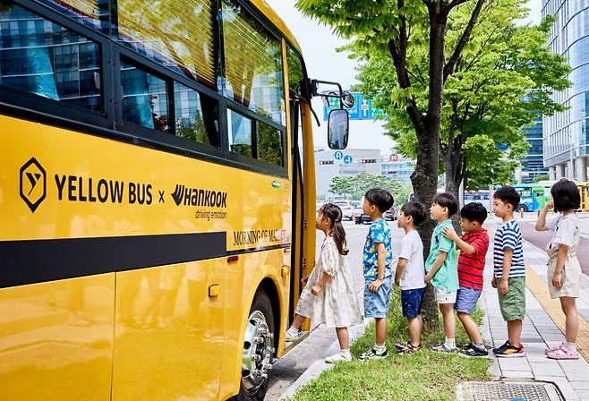 한국타이어 어린이 교통안전 캠페인 슬로건 부착 통학 차량. [한국타이어앤테크놀로지 제공]