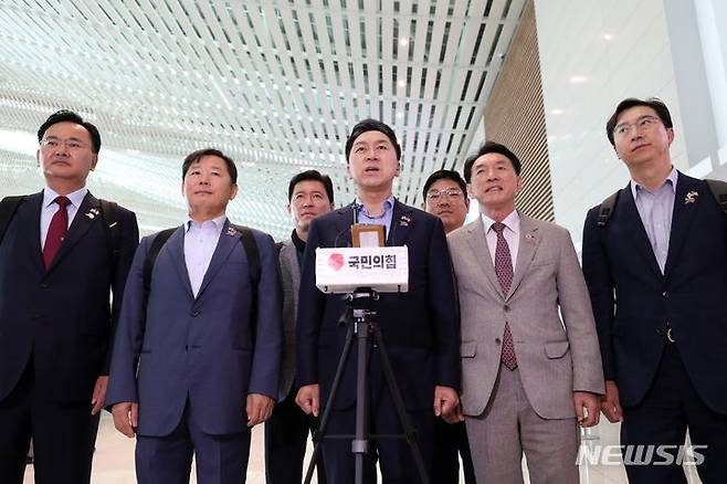 [인천공항=뉴시스] 조성우 기자 = 김기현 국민의힘 대표가 10일 오전 인천국제공항을 통해 미국으로 출국하기 전 브리핑을 하고 있다. 2023.07.10. xconfind@newsis.com