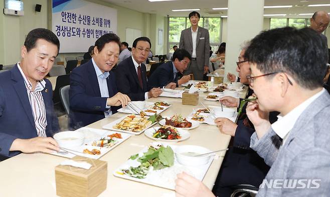 [창원=뉴시스] 홍정명 기자=박완수 도지사 등이 10일 경남도청 구내식당에서 열린 도내 생산 안전한 수산물 소비 촉진 행사에 참여해 식사하고 있다.(사진=경남도 제공) 2023.07.10. photo@newsis.com