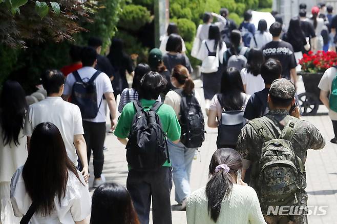 [서울=뉴시스] 서울 용산구 선린인터넷고등학교에서 토익 시험 응시생들이 시험을 마치고 귀가하고 있다. (사진=뉴시스 DB). photo@newsis.com