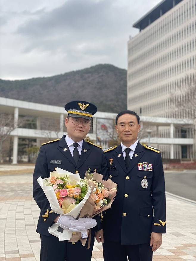 안장환 경위(31)과 같은 해양경찰관으로 근무하는 아버지 안강대 경정. 동해해경 제공 *재판매 및 DB 금지