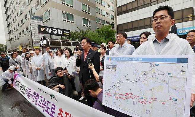 9일 서울 여의도 더불어민주당사 앞에서 국민의힘 소속 전진선 양평군수와 일부 주민들이 ‘강하 IC가 포함된 서울∼양평고속도로 추진 재개’ 기자회견을 열어 민주당 측을 비판하고 있다. 이제원 선임기자