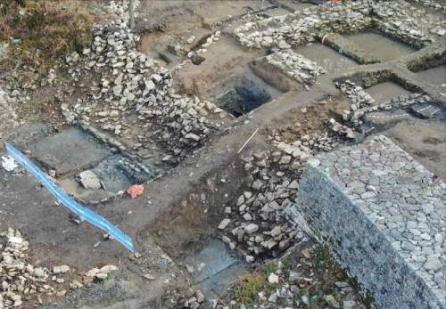 남원 아막성 성벽. - 백두대간 시루봉(해발777.7m)에서 북쪽으로 2km 떨어진 곳에 위치한 아막성은 삼국사기 등 문헌기록에 등장하는 성곽 중 위치가 확인된 소수의 성곽으로 한국 고대사 연구에 매우 중요한 유적으로 평가받고 있다. 남원시 제공