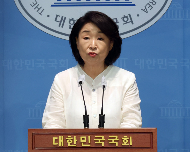 심상정 정의당 의원이 10일 국회에서 위성정당 방지 장치 관계법 개정안 발의 기자회견을 하고 있다. 연합뉴스