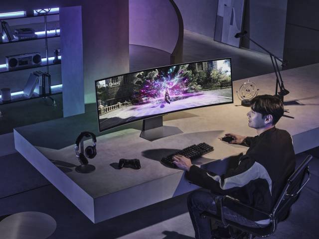 삼성전자 모델이 세계 최초 듀얼 QHD 해상도를 지원하는 OLED 게이밍 모니터 '오디세이 OLED G9'을 소개하고 있는 모습. 사진 제공=삼성전자