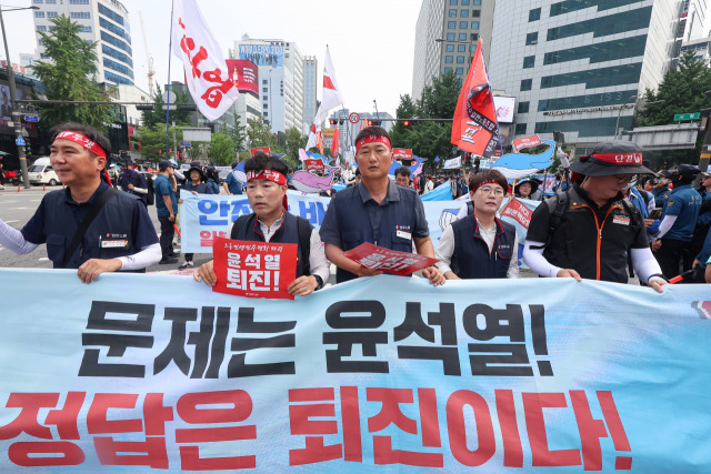 6일 오후 서울 중구 숭례문 일대에서 열린 전국민주노동조합총연맹(민주노총) 전국노동자대회에서 양경수 민주노총 위원장 등 참가자들이 행진하고 있다. 연합뉴스